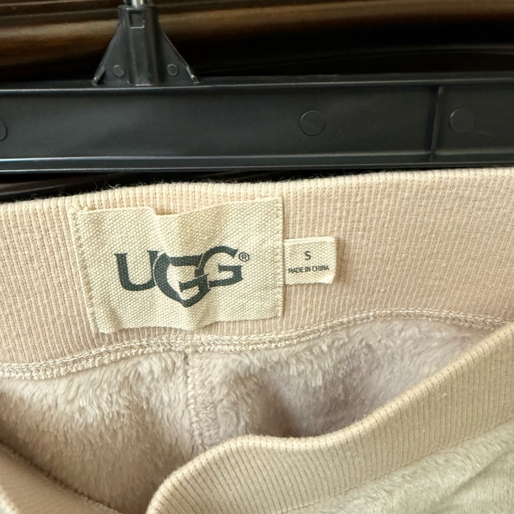 UGG Women's Soft Beige Set of sweatpants and sweatshirt - Picture 2 of 6